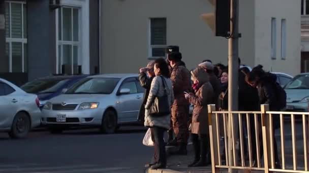 Neidentifikovaní Lidé Ulici Centru Města Ulaanbaatar Hlavní Město Mongolska Kolem — Stock video