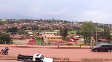Doğu Afrika 'da Ruanda' nın başkenti Kigali 'de Mart 2019' da Afrika Birliği Yolu veya Kanogo Yolu üzerindeki karayolu trafiği