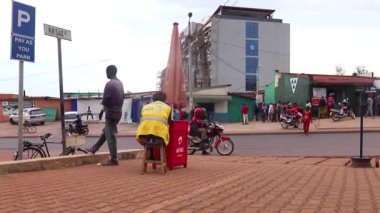 Mart 2019 'da Kigali, Ruanda' daki Kicukiro Pazarı 'nda kimliği belirsiz kişiler.