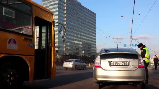 Straßenverkehr Ulaanbaatar Der Hauptstadt Der Mongolei März 2019 — Stockvideo