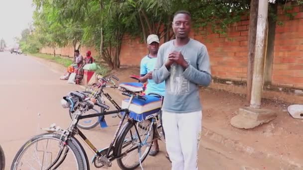 2019年3月にルワンダのキガリ市の新屋市場で未確認の人々 — ストック動画