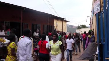 Mart 2019 'da Kigali, Ruanda' daki Kicukiro Pazarı 'nda kimliği belirsiz kişiler.