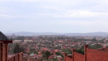 Ruanda 'nın başkenti Kigali' nin Doğu Afrika 'daki Nyanza Dağı' ndan görünüşü, yaklaşık Mart 2019.