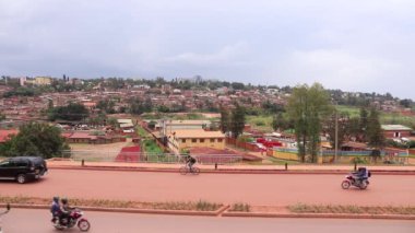 Doğu Afrika 'da Ruanda' nın başkenti Kigali 'de Mart 2019' da Afrika Birliği Yolu veya Kanogo Yolu üzerindeki karayolu trafiği