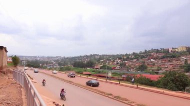 Doğu Afrika 'da Ruanda' nın başkenti Kigali 'de Mart 2019' da Afrika Birliği Yolu veya Kanogo Yolu üzerindeki karayolu trafiği