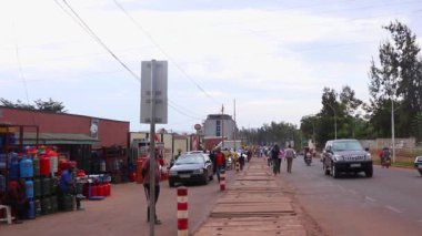 Mart 2019 'da Kigali, Ruanda' daki Kicukiro Pazarı 'nda kimliği belirsiz kişiler.