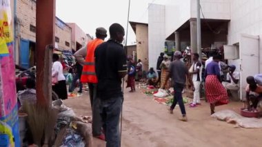 Mart 2019 'da Kigali, Ruanda' daki Kicukiro Pazarı 'nda kimliği belirsiz kişiler.