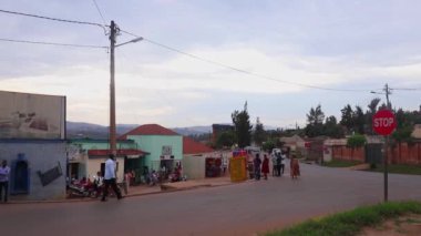 Doğu Afrika, Ruanda 'nın başkenti Kigali' nin Kicukiro ilçesinde yaklaşık Mart 2019 'da trafik vardı.