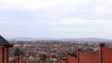 Ruanda 'nın başkenti Kigali' nin Doğu Afrika 'daki Nyanza Dağı' ndan görünüşü, yaklaşık Mart 2019.