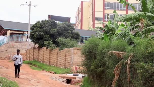 Ongeïdentificeerde Personen Verkeer Nyanza Berg Kigali Hoofdstad Van Rwanda Oost — Stockvideo