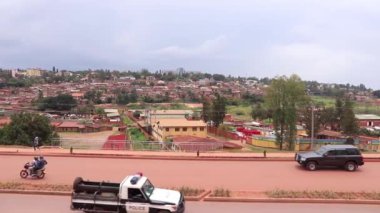 Doğu Afrika 'da Ruanda' nın başkenti Kigali 'de Mart 2019' da Afrika Birliği Yolu veya Kanogo Yolu üzerindeki karayolu trafiği