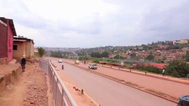Doğu Afrika 'da Ruanda' nın başkenti Kigali 'de Mart 2019' da Afrika Birliği Yolu veya Kanogo Yolu üzerindeki karayolu trafiği