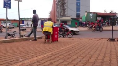 Doğu Afrika, Ruanda 'nın başkenti Kigali' nin Kicukiro ilçesinde Mart 2019 civarında kimliği belirsiz insanlar ve sokak trafiği