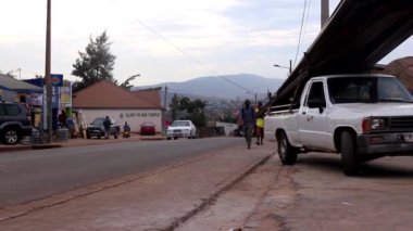 Doğu Afrika, Ruanda 'nın başkenti Kigali' nin Kicukiro ilçesinde Mart 2019 civarında kimliği belirsiz insanlar ve sokak trafiği