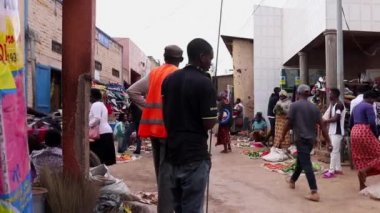 Mart 2019 'da Kigali, Ruanda' daki Kicukiro Pazarı 'nda kimliği belirsiz kişiler.