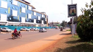 Doğu Afrika, Ruanda 'nın başkenti Kigali' nin Kicukiro ilçesinde Mart 2019 civarında kimliği belirsiz insanlar ve sokak trafiği