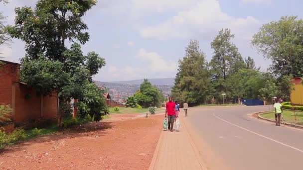 Orang Tak Dikenal Yang Tidak Jauh Dari Pasar Ziniya Kigali — Stok Video