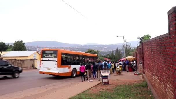 2019年3月頃 東アフリカのルワンダの首都キガリ市のキクイロ地区のバス停 — ストック動画