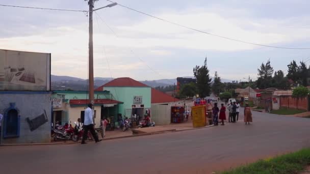 Oidentifierade Personer Och Gatutrafik Mitt Kicukiro Distriktet Kigali Rwandas Huvudstad — Stockvideo