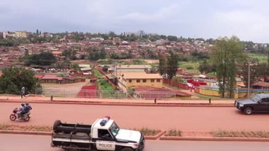 Doğu Afrika 'da Ruanda' nın başkenti Kigali 'de Mart 2019' da Afrika Birliği Yolu veya Kanogo Yolu üzerindeki karayolu trafiği