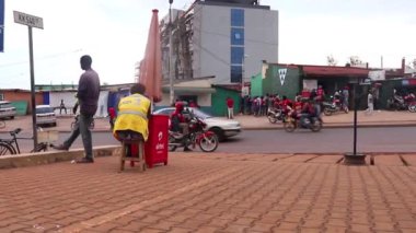 Mart 2019 'da Kigali, Ruanda' daki Kicukiro Pazarı 'nda kimliği belirsiz kişiler.