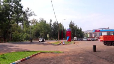 Doğu Afrika, Ruanda 'nın başkenti Kigali' nin Kicukiro ilçesinde yaklaşık Mart 2019 'da trafik vardı.