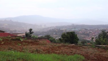 Ruanda 'nın başkenti Kigali' nin Doğu Afrika 'daki Nyanza Dağı' ndan görünüşü, yaklaşık Mart 2019.
