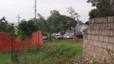 Kimliği belirsiz insanlar ve Doğu Afrika 'nın başkenti Kigali' deki Nyanza Dağı trafiği Mart 2019 dolaylarında gerçekleşti.