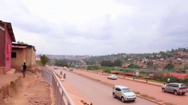 Doğu Afrika 'da Ruanda' nın başkenti Kigali 'de Mart 2019' da Afrika Birliği Yolu veya Kanogo Yolu üzerindeki karayolu trafiği
