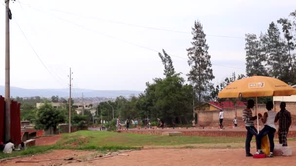 ルワンダ東アフリカの首都キガリにあるニャンザ山の未確認の人々と交通2019年3月頃 — ストック動画
