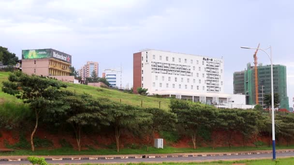 2019年3月通往卢旺达首都基加利市中心的道路上的公路交通 — 图库视频影像