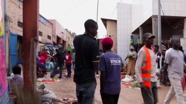 Mart 2019 'da Kigali, Ruanda' daki Kicukiro Pazarı 'nda kimliği belirsiz kişiler.