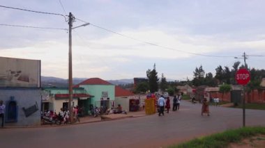 Doğu Afrika, Ruanda 'nın başkenti Kigali' nin Kicukiro ilçesinde yaklaşık Mart 2019 'da trafik vardı.