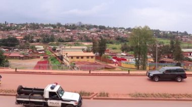 Doğu Afrika 'da Ruanda' nın başkenti Kigali 'de Mart 2019' da Afrika Birliği Yolu veya Kanogo Yolu üzerindeki karayolu trafiği