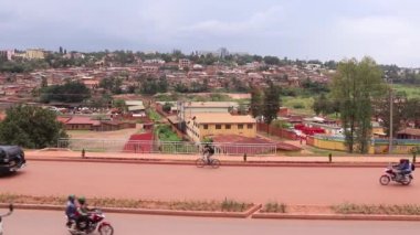 Doğu Afrika 'da Ruanda' nın başkenti Kigali 'de Mart 2019' da Afrika Birliği Yolu veya Kanogo Yolu üzerindeki karayolu trafiği