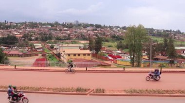 Doğu Afrika 'da Ruanda' nın başkenti Kigali 'de Mart 2019' da Afrika Birliği Yolu veya Kanogo Yolu üzerindeki karayolu trafiği