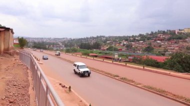 Doğu Afrika 'da Ruanda' nın başkenti Kigali 'de Mart 2019' da Afrika Birliği Yolu veya Kanogo Yolu üzerindeki karayolu trafiği