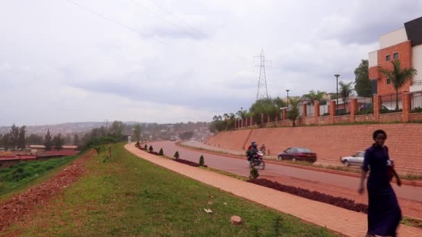 2019年3月の東アフリカのルワンダの首都キガリのアフリカ連合道路またはカノゴ道路への道路交通 — ストック動画