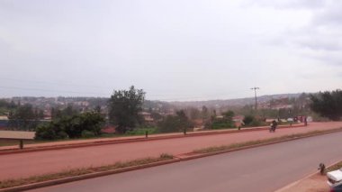 Doğu Afrika 'da Ruanda' nın başkenti Kigali 'de Mart 2019' da Afrika Birliği Yolu veya Kanogo Yolu üzerindeki karayolu trafiği