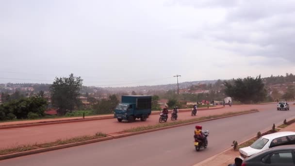 2019年3月在卢旺达首都基加利的非洲联盟公路或卡诺戈公路上的公路交通 — 图库视频影像