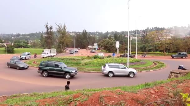 2019年3月在卢旺达首都基加利的非洲联盟公路或卡诺戈公路上的公路交通 — 图库视频影像