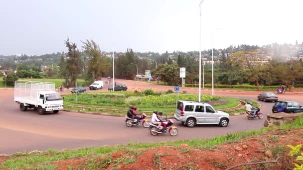 2019年3月の東アフリカのルワンダの首都キガリのアフリカ連合道路またはカノゴ道路への道路交通 — ストック動画