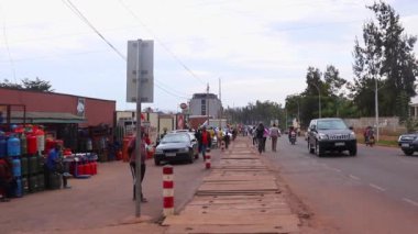 Mart 2019 'da Kigali, Ruanda' daki Kicukiro Pazarı 'nda kimliği belirsiz kişiler.