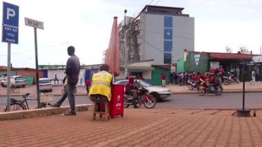 Mart 2019 'da Kigali, Ruanda' daki Kicukiro Pazarı 'nda kimliği belirsiz kişiler.