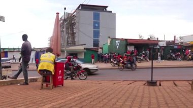 Mart 2019 'da Kigali, Ruanda' daki Kicukiro Pazarı 'nda kimliği belirsiz kişiler.