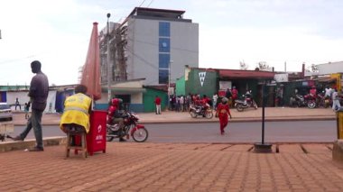 Mart 2019 'da Kigali, Ruanda' daki Kicukiro Pazarı 'nda kimliği belirsiz kişiler.