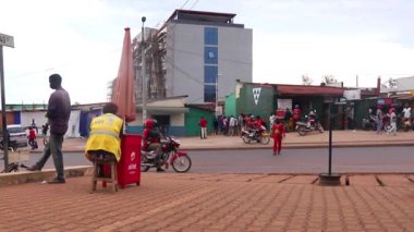 Mart 2019 'da Kigali, Ruanda' daki Kicukiro Pazarı 'nda kimliği belirsiz kişiler.