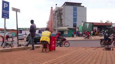 Mart 2019 'da Kigali, Ruanda' daki Kicukiro Pazarı 'nda kimliği belirsiz kişiler.