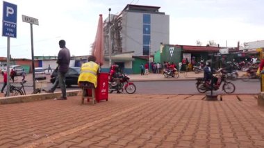 Mart 2019 'da Kigali, Ruanda' daki Kicukiro Pazarı 'nda kimliği belirsiz kişiler.