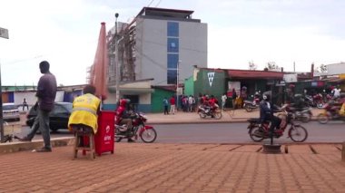 Mart 2019 'da Kigali, Ruanda' daki Kicukiro Pazarı 'nda kimliği belirsiz kişiler.